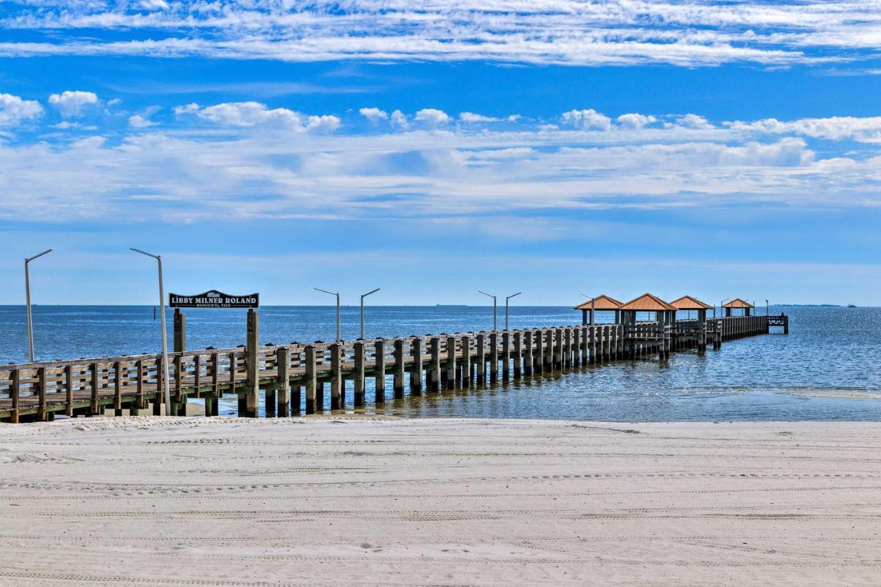 Beachside Getaway - Walk To Gulf, Pier And Casino! Villa Gulfport Bagian luar foto