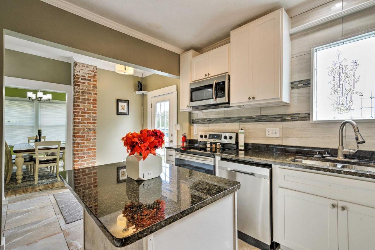 Beachside Getaway - Walk To Gulf, Pier And Casino! Villa Gulfport Bagian luar foto